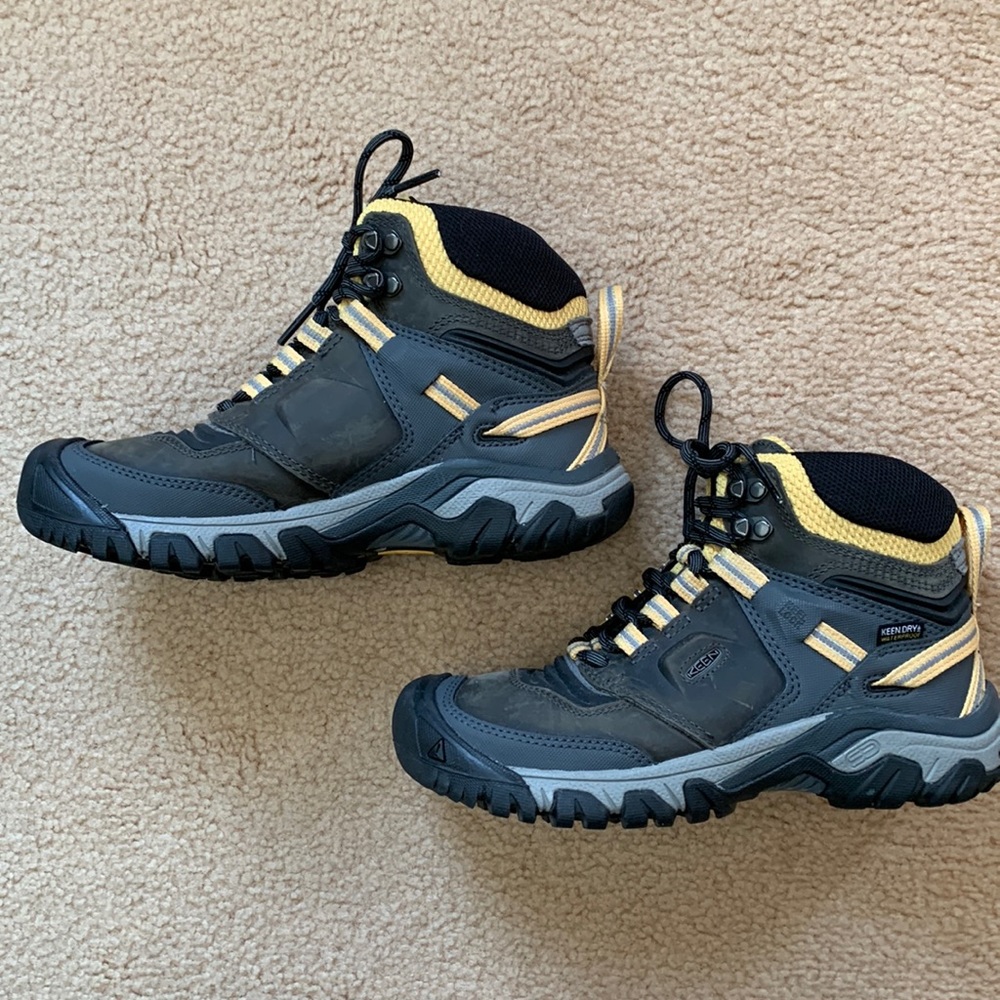 Size 6 Women’s Keen Hiking boots